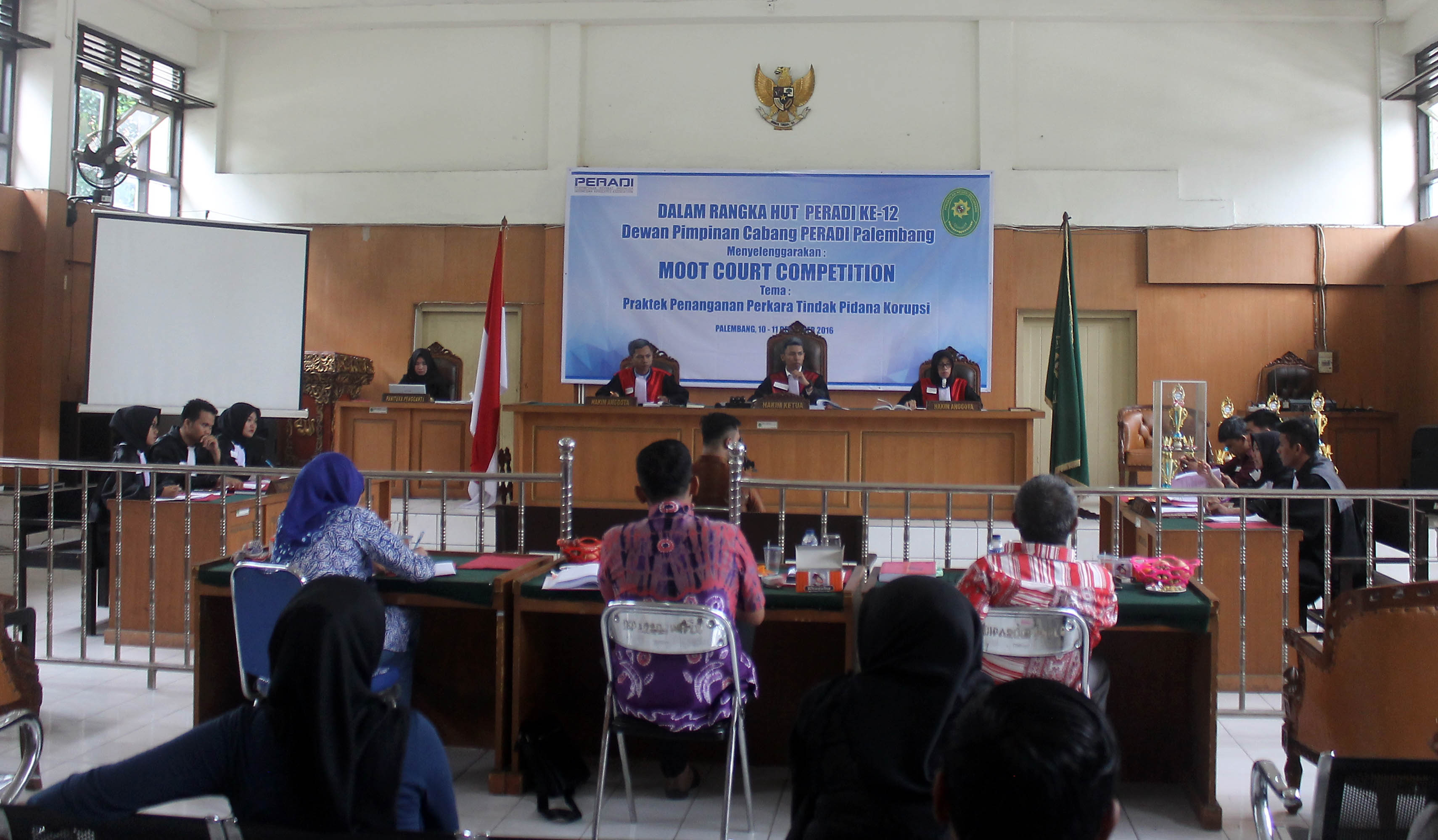 Team dari Universitas Muhammadiyah Palembang saat mengikuti Kompetisi Peradilan Semu di Pengadilan Negeri Palembang, minggu (11/12) (Foto by : Cindy)
