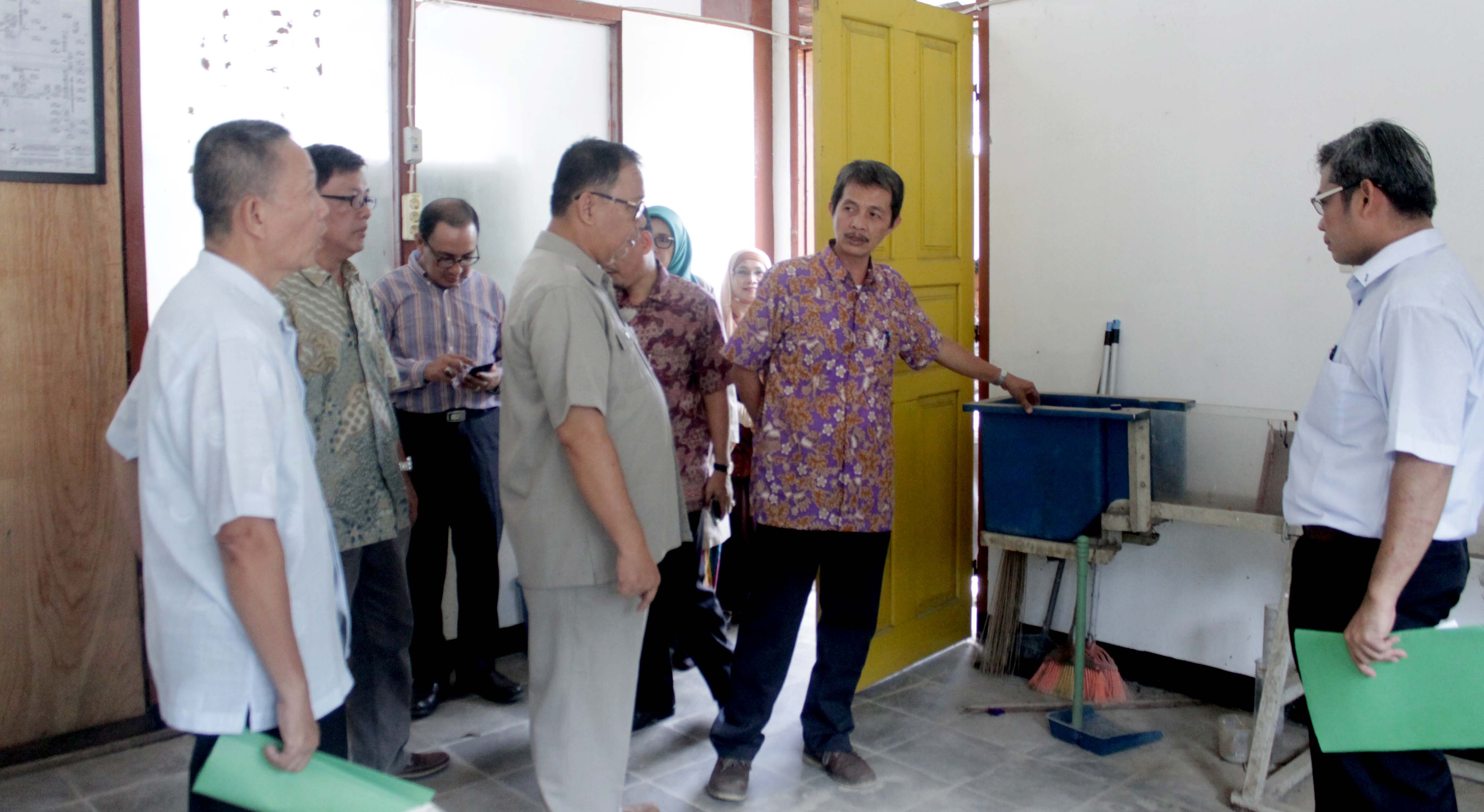 Rektor universitas Muhammadiyah palembang saat meninjau laboratorium Fakultas Teknik. Foto : Aryo