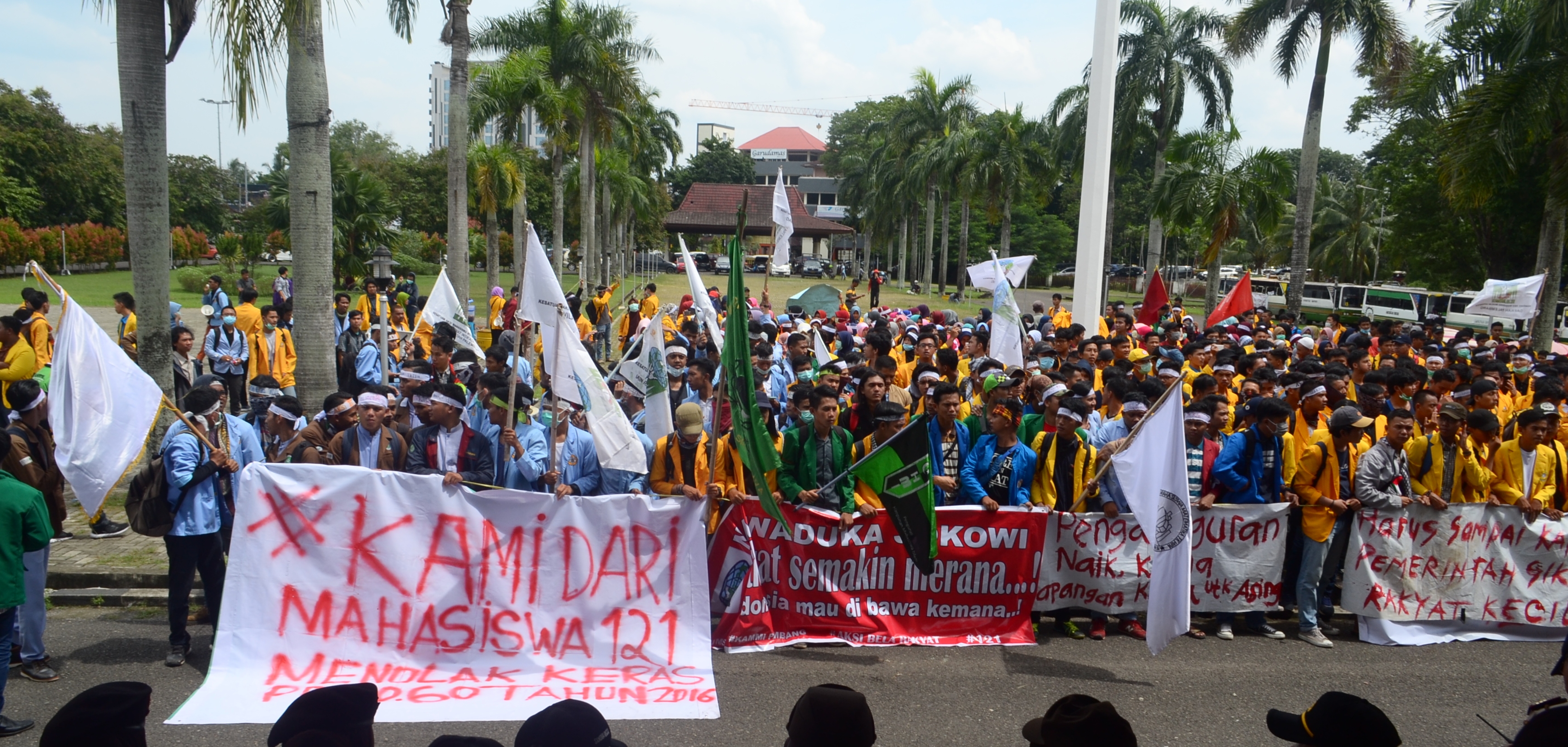 Ratusan mahasiswa yang tergabung dalam Aliansi Mahaiswa Sumsel saat melakukan Aksi Bela Rakyat di depan kantor DPRD Sumsel, kamis (12/02?
