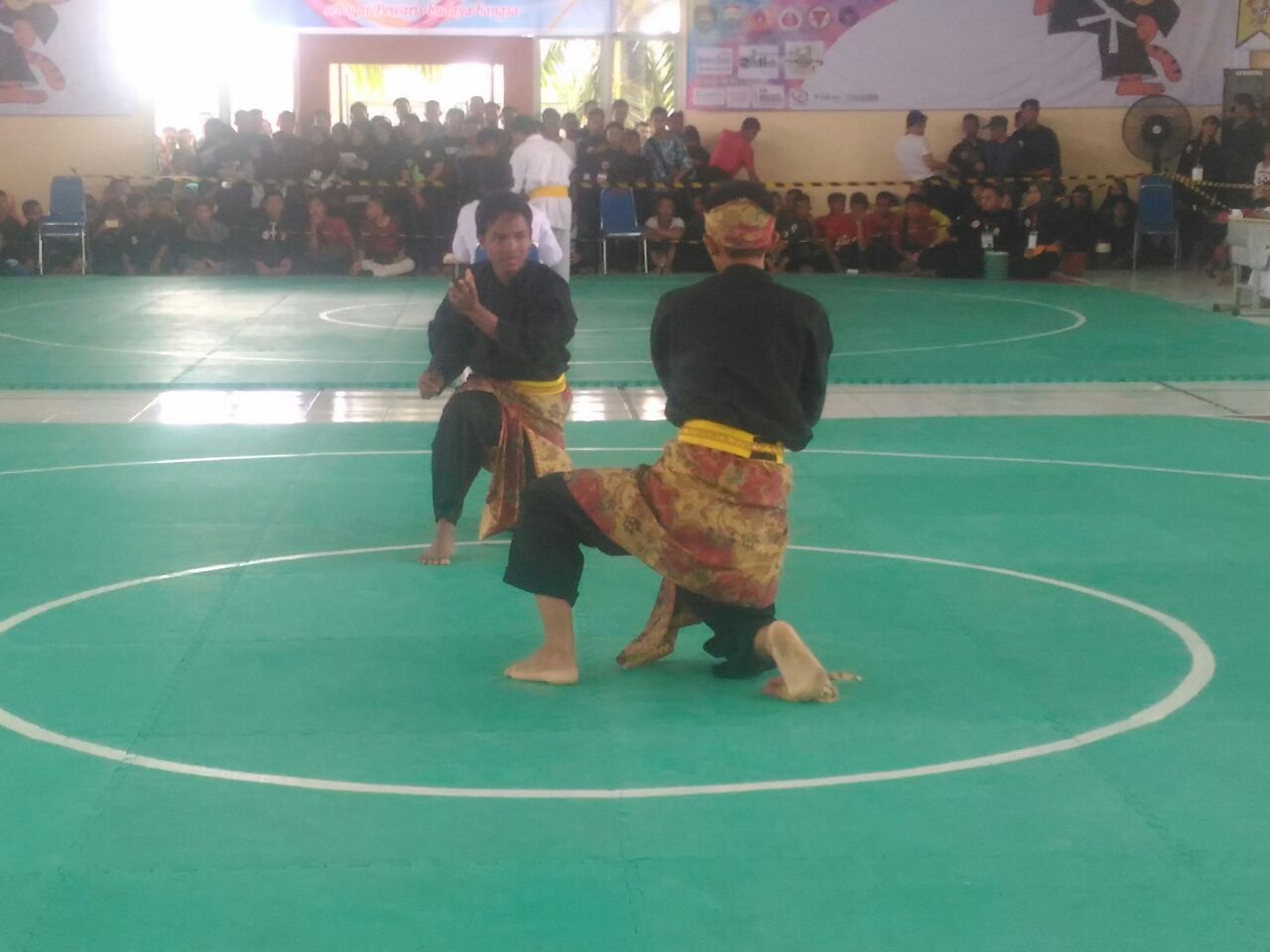 Para pesilat saat bertarung pada kompetisi yang berlangsung di SMA Negeri 5 Palembang, Kamis (5/1)