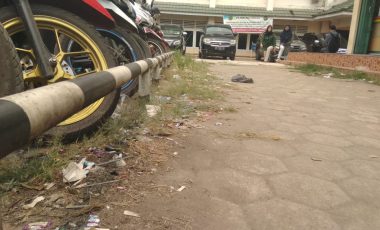 Akibat Membuang Sampah Sembarangan, Sampah Berserakan di Sekitar Jalan OCC